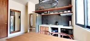 Cafeteira/chaleira, geladeira, micro-ondas, cooktop