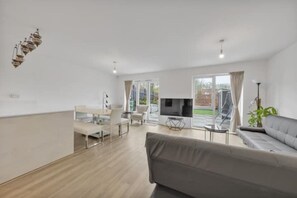 Smart TV - 3 bedroom house in Bricket wood, St Alban (St Albans)