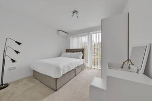 3 bedrooms, desk, iron/ironing board, free WiFi - 3 bedroom house in Bricket wood, St Alban (St Albans)