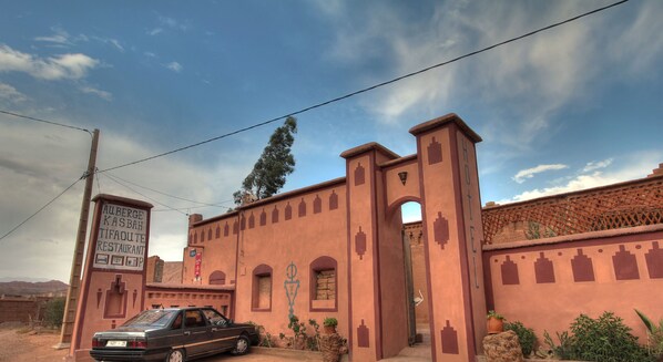 Front of property - Riad Kasbah tifaoute restaurant  (Aït Benhaddou)