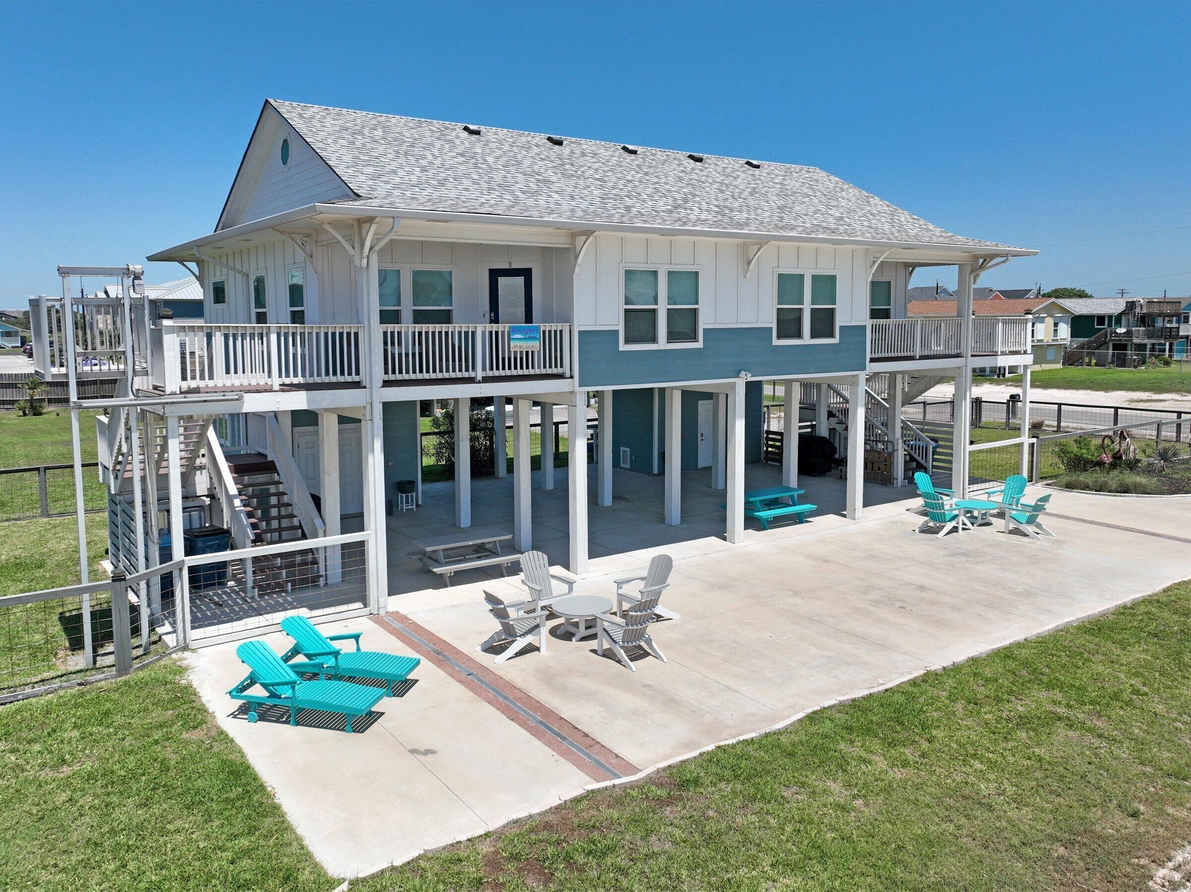 Great Waterviews! Huge yard, Kayaks, Paddleboards, Professionally Decorated