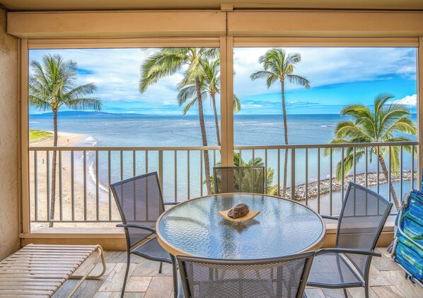 Outdoor dining - Relaxation at Its Finest: Beachfront 1bd/1ba Condo - Menehune Shores #517 (Kihei, Maui)