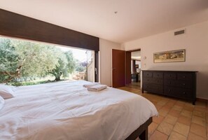 7 bedrooms, WiFi, bed sheets