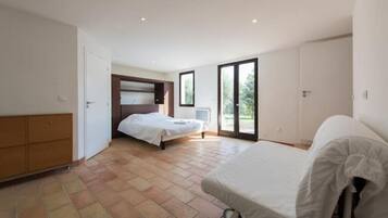 7 bedrooms, travel cot, WiFi, bed sheets