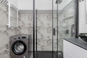 Chuveiro, toalhas de banho, papel higiênico 