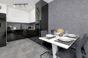 Apartamento, 1 quarto, sacada | Sala de jantar