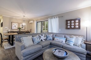 Smart TV - 53 Forest Gardens: Come relax in this stylish 2 Bedroom Beach Villa (Hilton Head Island)