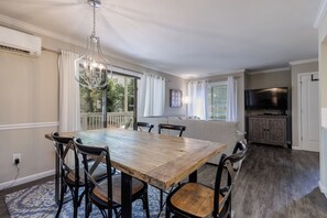 Dining - 53 Forest Gardens: Come relax in this stylish 2 Bedroom Beach Villa (Hilton Head Island)