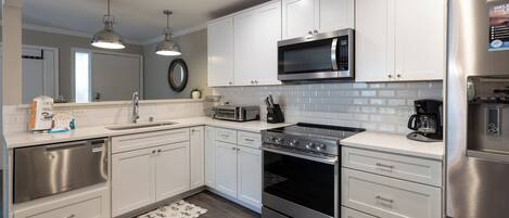 Fridge, microwave, stovetop, dishwasher