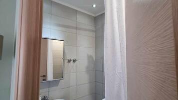 Douche, séchoir à cheveux, serviettes fournies, savon