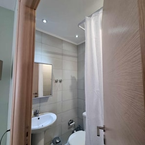 Een douche, een haardroger, handdoeken, zeep