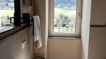 Dusche, Haartrockner, Bidet, Handtücher