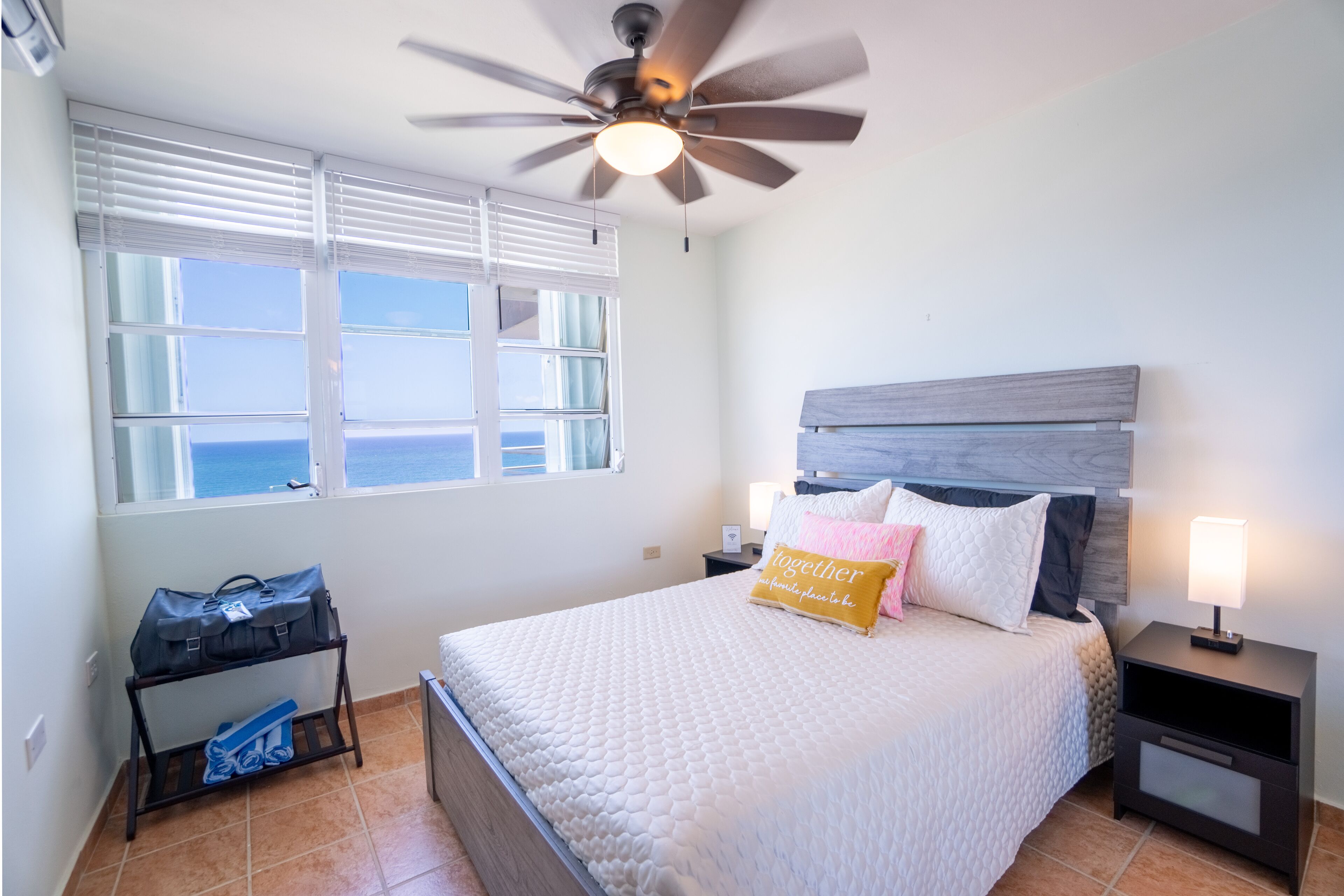 3 quartos, ferros/tábuas de passar roupa, berço de viagem