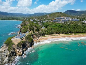 Sun loungers, beach towels - Serene Oasis - ocean view retreat for the whole family. 5 min from the beach! (Calle Punta Tuna)