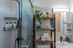 Dusche, umweltfreundliche Kosmetikartikel, Haartrockner, Bidet