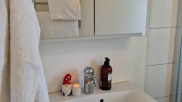 HÄrtork, handdukar, tvÄl och toalettpapper