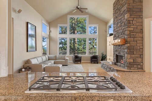 Lucy Lou - City View, Cute Home, Great Location!