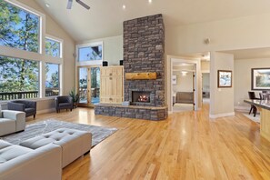 TV, fireplace - Lucy Lou - City View, Cute Home, Great Location! (Bend)