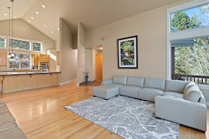 TV, fireplace - Lucy Lou - City View, Cute Home, Great Location! (Bend)