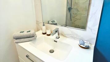 Douche, sèche-cheveux, serviettes fournies