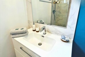 Shower, hair dryer, towels