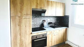 Réfrigérateur, micro-ondes, four, cafetiÚre/bouilloire