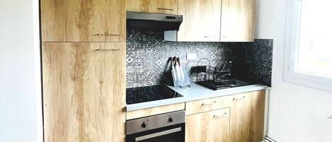 Réfrigérateur, micro-ondes, four, cafetière/bouilloire