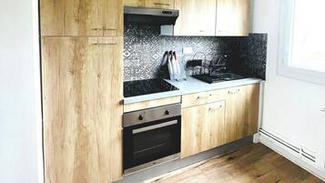 Fridge, microwave, oven, coffee/tea maker