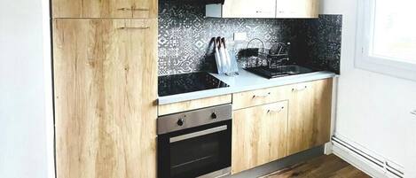 Jääkaappi, mikroaaltouuni, uuni, kahvin-/teenkeitin