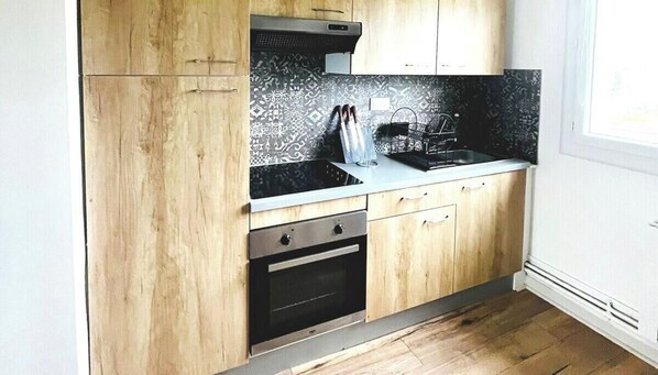 Fridge, microwave, oven, coffee/tea maker - Lovely apartment close to shops and train station (Saint-Brieuc)