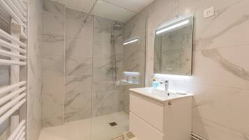 Douche, sĂšche-cheveux