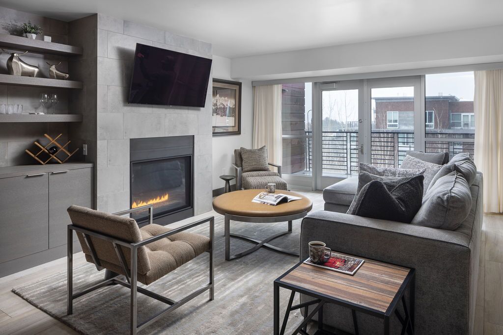 Outpost: Marriott Residence 408 - Close to Town Square!