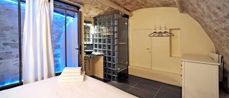 3 slaapkamers, een strijkplank/strijkijzer, wifi, beddengoed