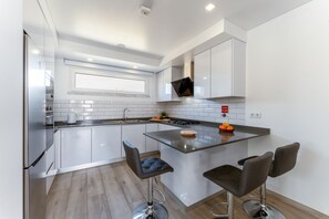 Kühlschrank, Mikrowelle, Ofen, Herdplatte