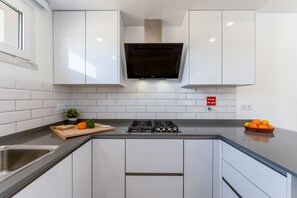 Kühlschrank, Mikrowelle, Ofen, Geschirrspüler