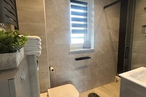 Douche, sĂšche-cheveux, serviettes fournies, savon