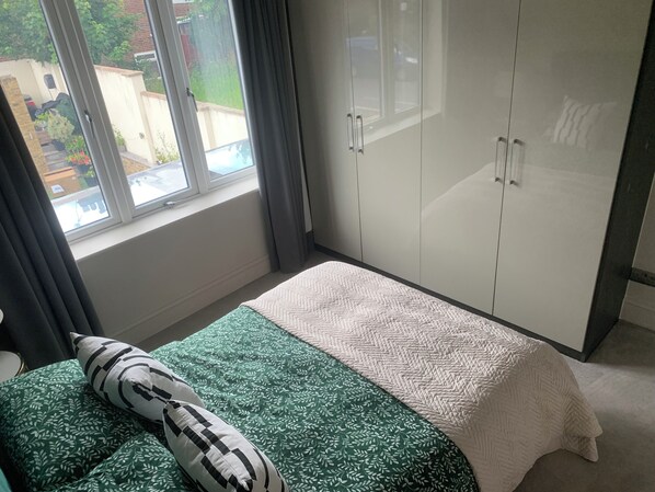 4 bedrooms, iron/ironing board, WiFi, bed sheets