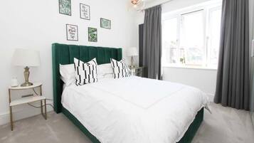 4 bedrooms, iron/ironing board, WiFi, bed sheets