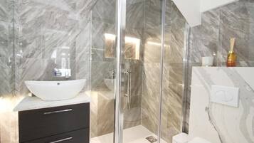 Shower, hair dryer, bidet, towels