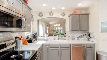 Coffee/tea maker, fridge, microwave, oven