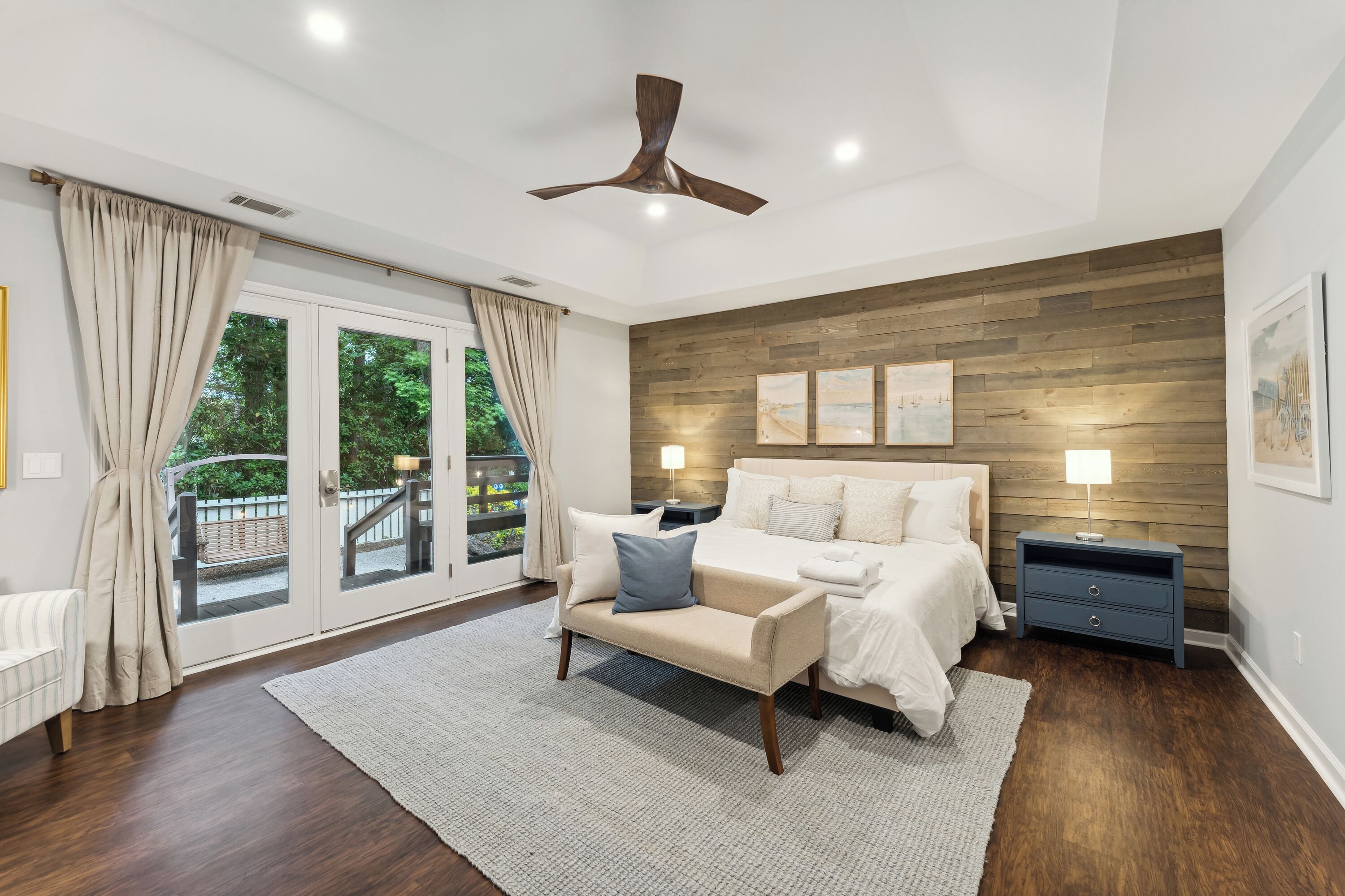 4 habitaciones, tabla de planchar con plancha y cuna de viaje 