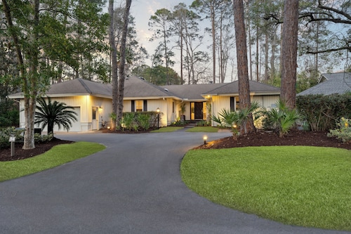 Sea Pines house ~ Golf Sim / Putting Green / Game Room ~ Golf & Beach Retreat