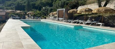 Een buitenzwembad, een verwarmd zwembad