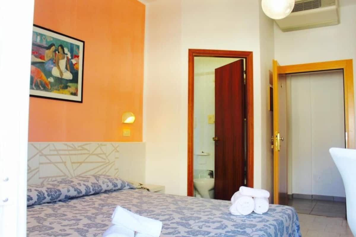 1 bedroom, hypo-allergenic bedding, minibar, desk