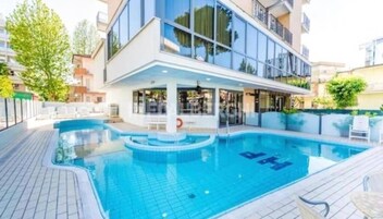 Una piscina al aire libre de temporada