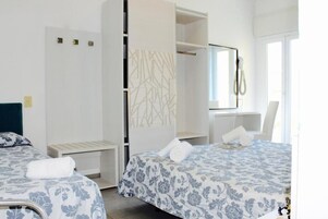 Tripla Standard Con Balcone | Ropa de cama hipoalergénica, minibar, escritorio y ropa de cama