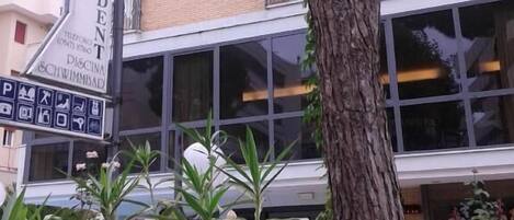 Un edificio con un cartel que dice