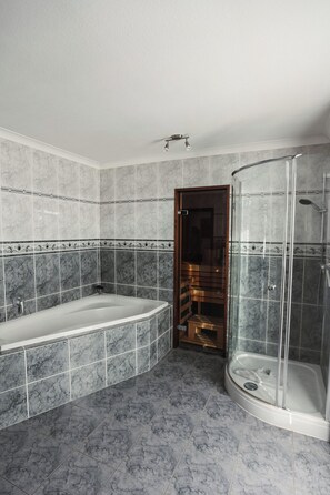 Dusche, Haartrockner, Seife, Toilettenpapier