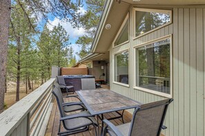 Outdoor dining - Hot tub, sharc passes, ping pong, bikes, no pets (Sunriver)