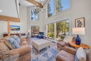 TV, fireplace, video games - GUEST FAV! AC, hot tub, kids playroom, luxury! (Sunriver)